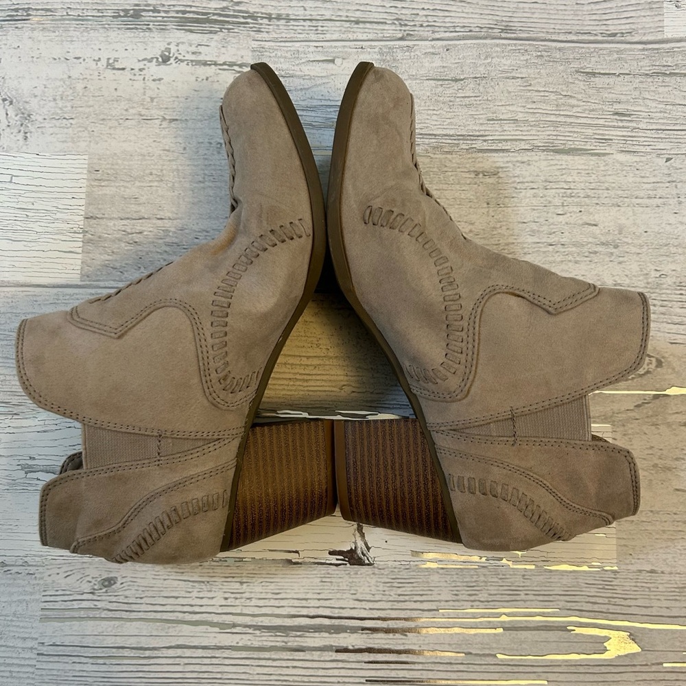 😎 3/$10 AE heeled booties - Picture 3 of 13